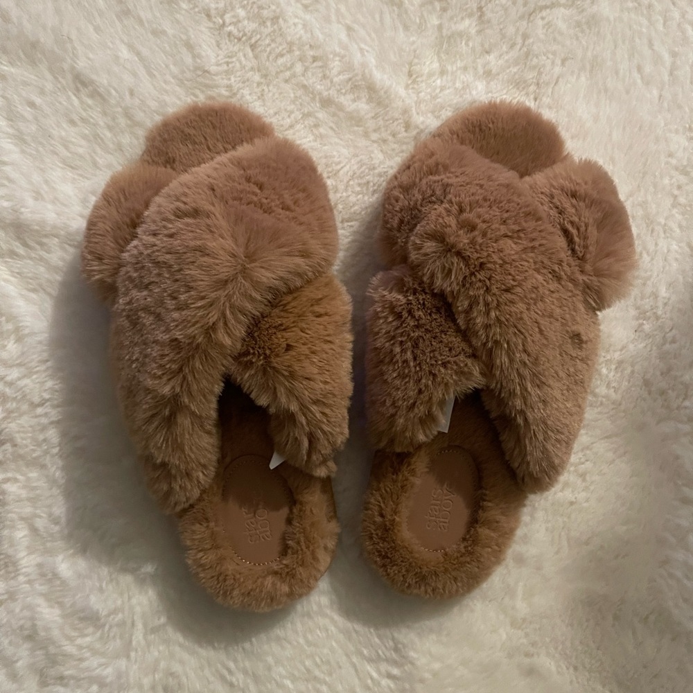Slippers: Size 9/10